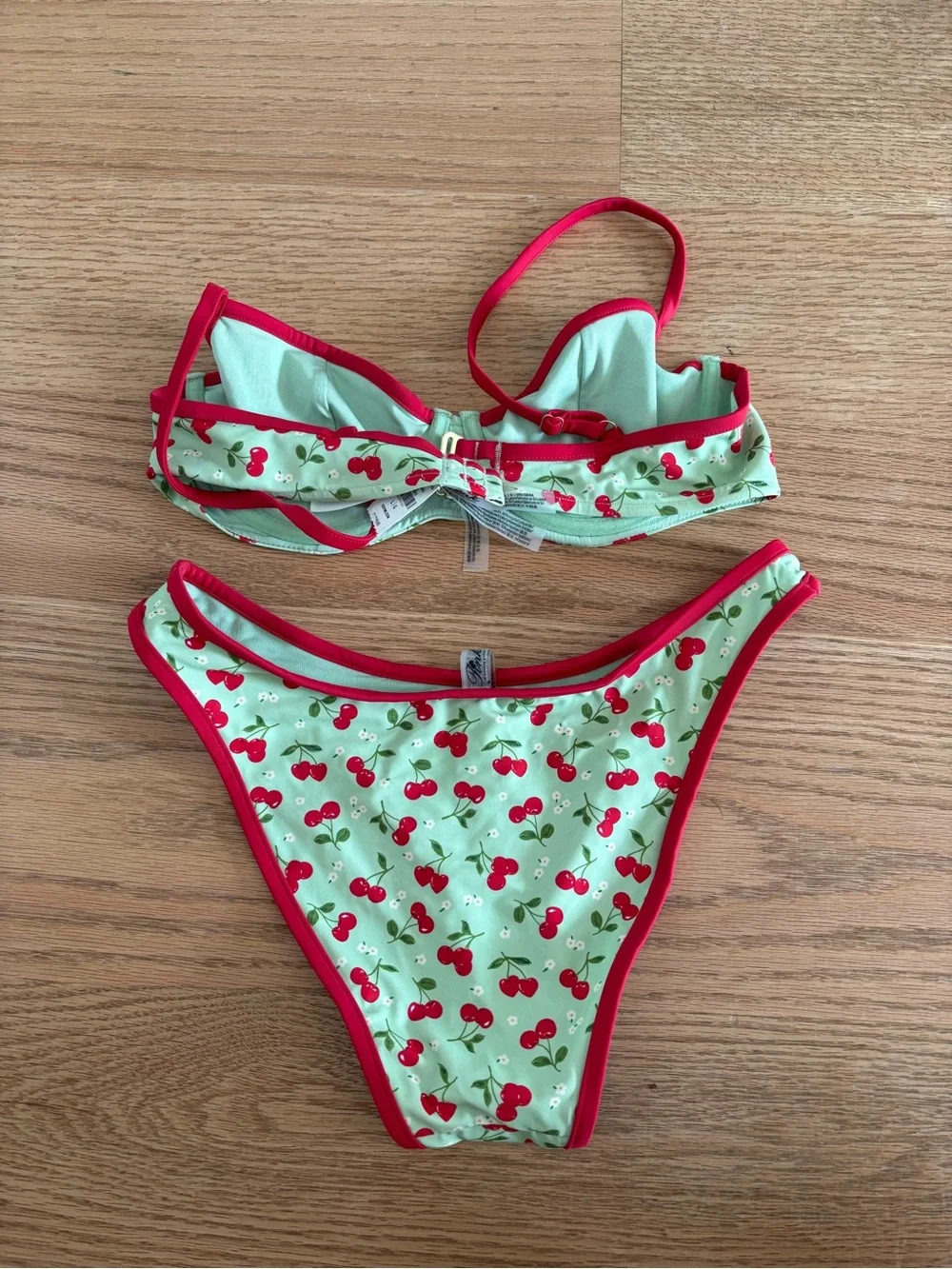 Frankie’s Bikinis set 🍒